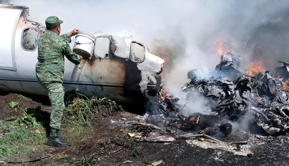 Cae avioneta de Sedena en cañales atrás de aeropuerto de El Lencero