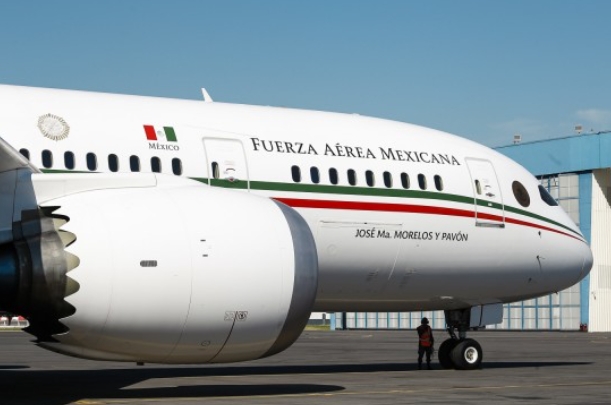 AMLO busca que empresarios se queden con avión presidencial; «ha costado venderlo»