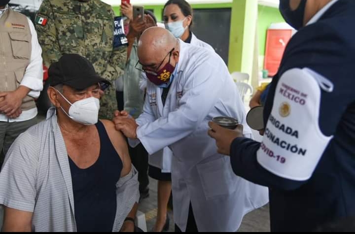 Abuelito de 73 años, residente de Puente Nacional el primero en recibir la vacuna contra COVID en Veracruz