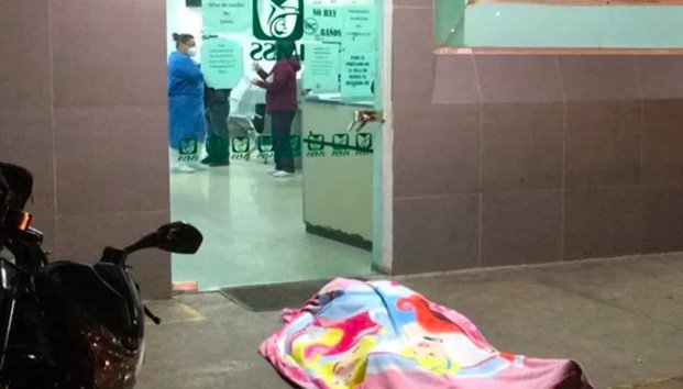 IMSS asegura que no se negó atención médica a hombre que murió afuera de hospital