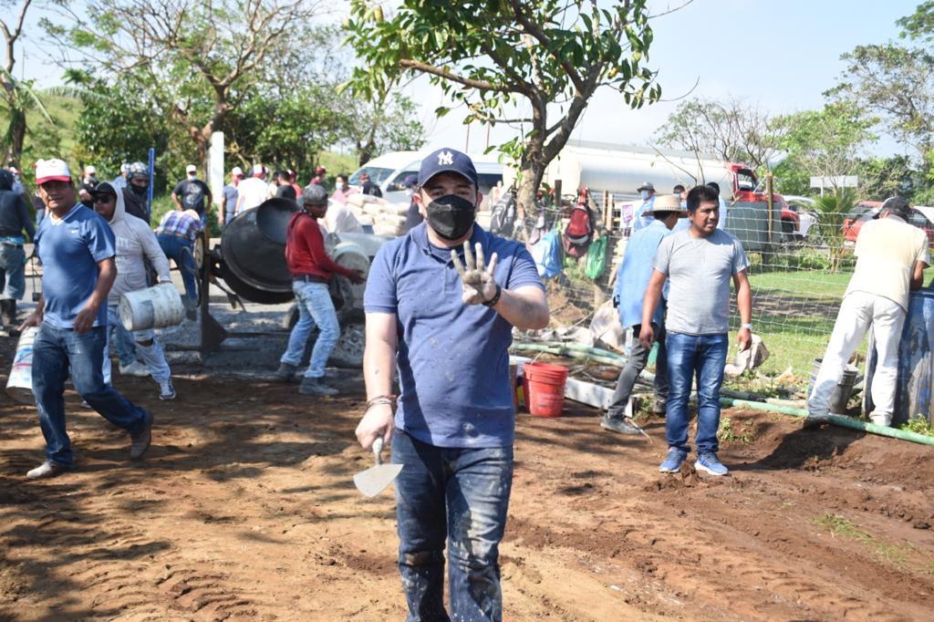 Gómez Cazarín encabeza construcción de camino en Arroyo de Liza, San Andrés