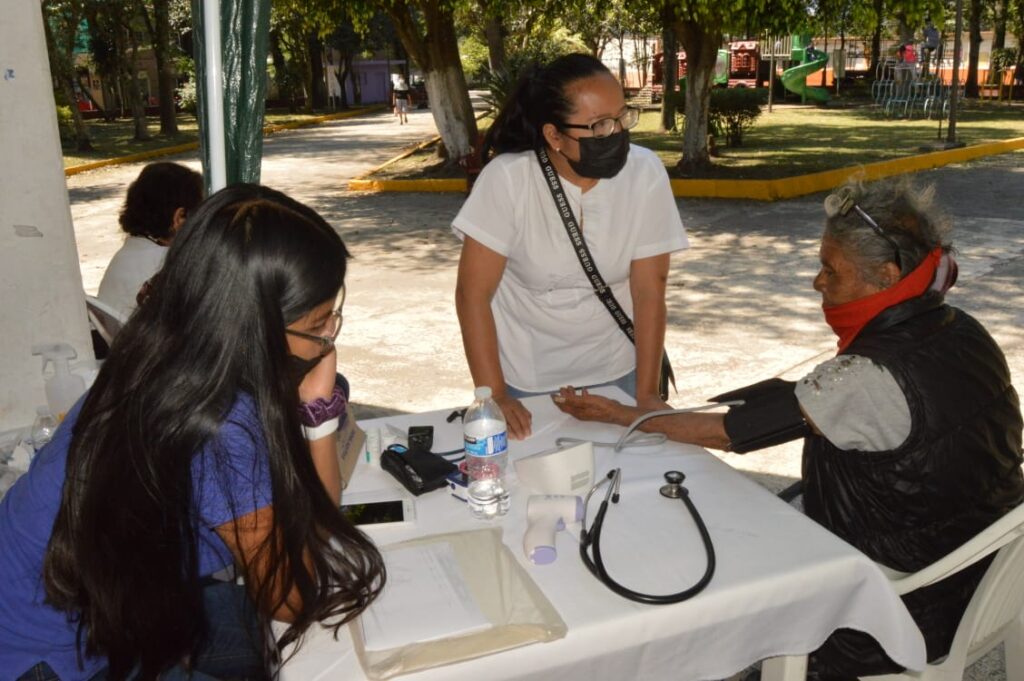 Con el programa asesorías médicas gratuitas se benefician habitantes en Río Blanco