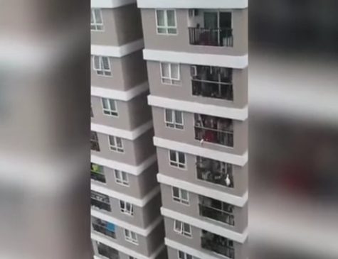 Niña cae de un edificio de 12 pisos y un repartidor la atrapa