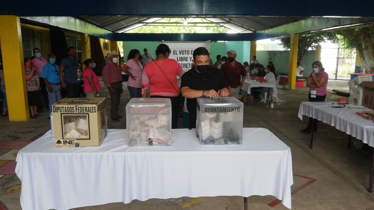 Juan Javier Gómez Cazarín, acude a emitir su voto; “Se volverá a inscribir una página en la historia democrática de México”