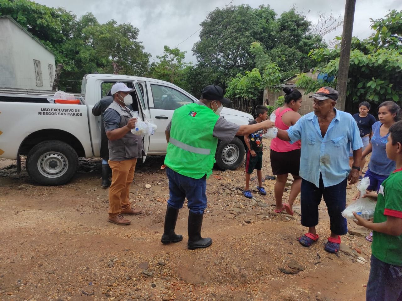 Mantiene SS atención a familias afectadas por desbordamiento del arroyo Chiltepec