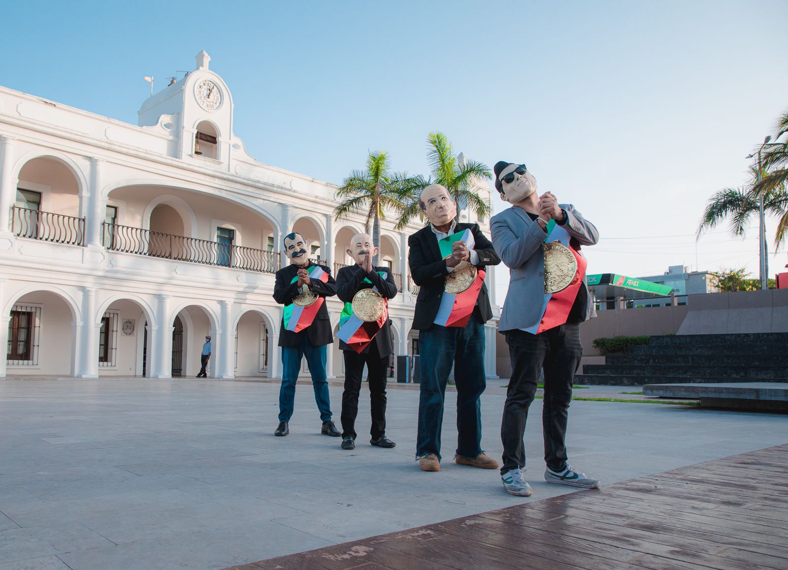 Con máscaras y esposas, ciudadanos se manifiestan a favor de la Consulta Popular en Boca del Río