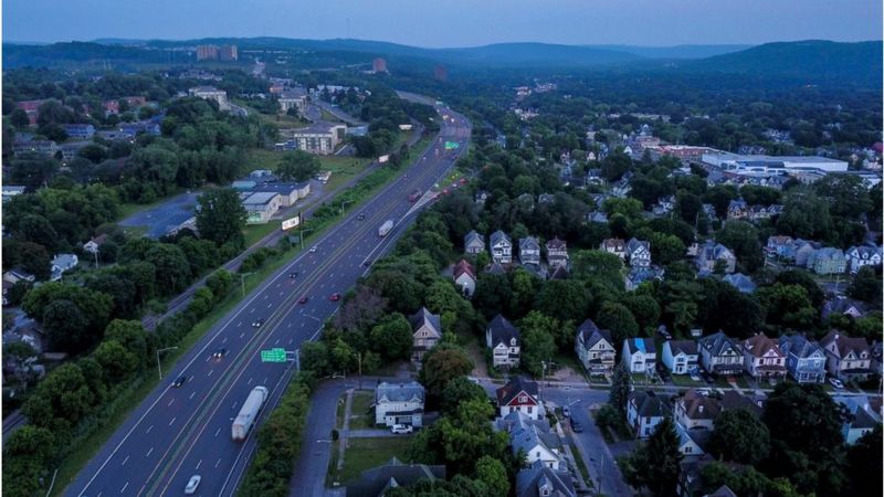 El millonario plan de Estados Unidos para reducir el racismo… con carreteras