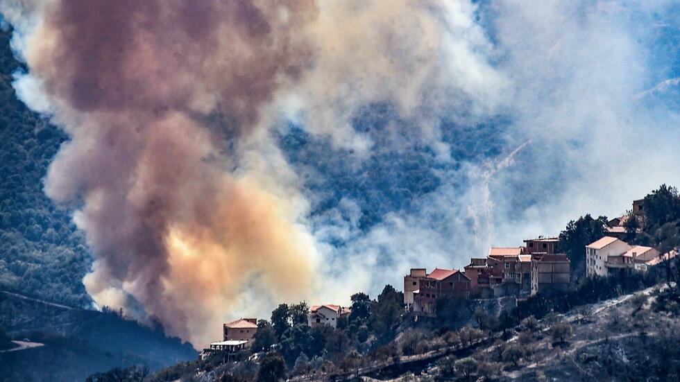 Argelia, en duelo, sigue luchando contra los incendios