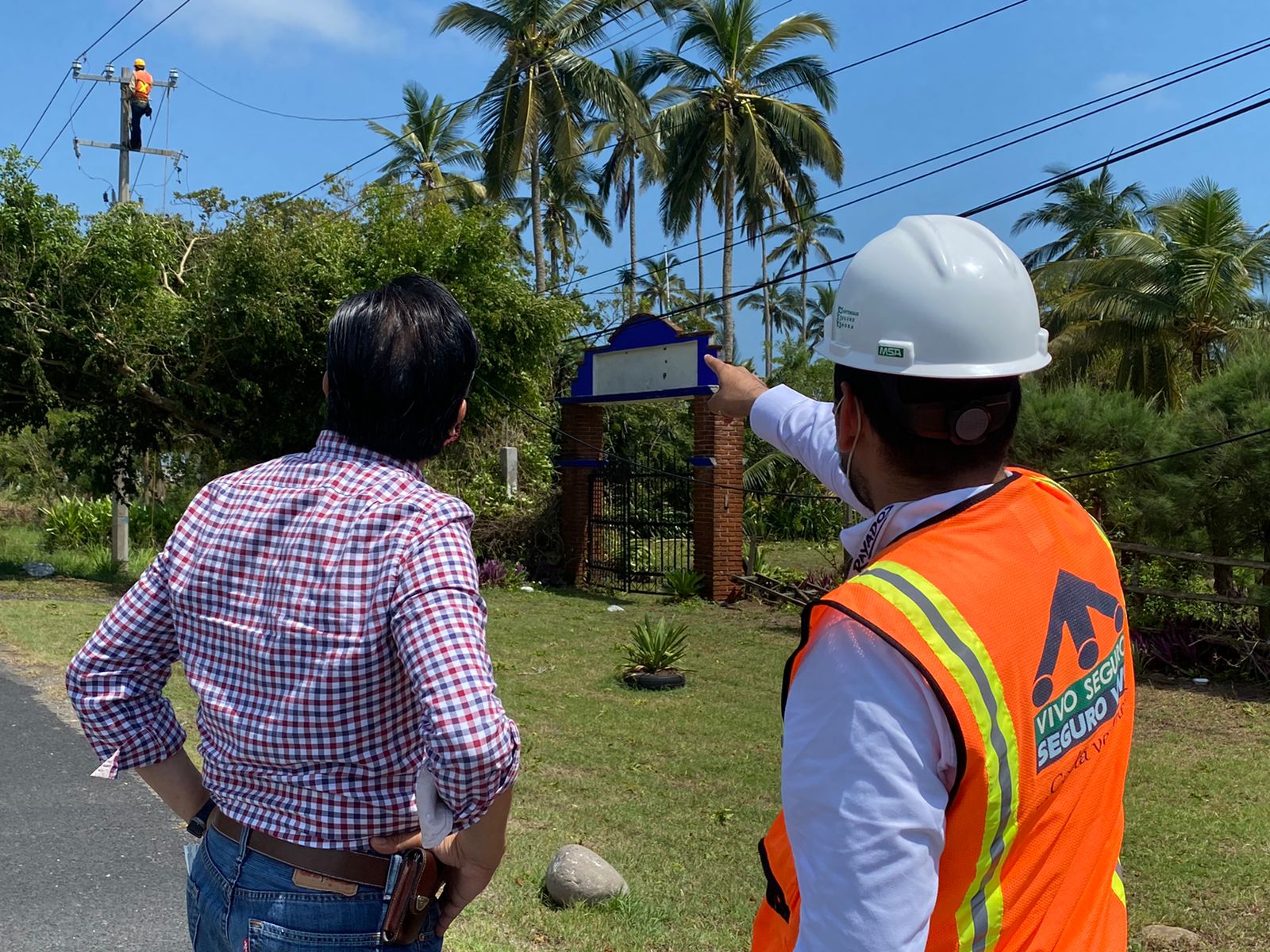 Supervisa el gobernador Cuitláhuac García restablecimiento de líneas de energía eléctrica afectadas por Grace