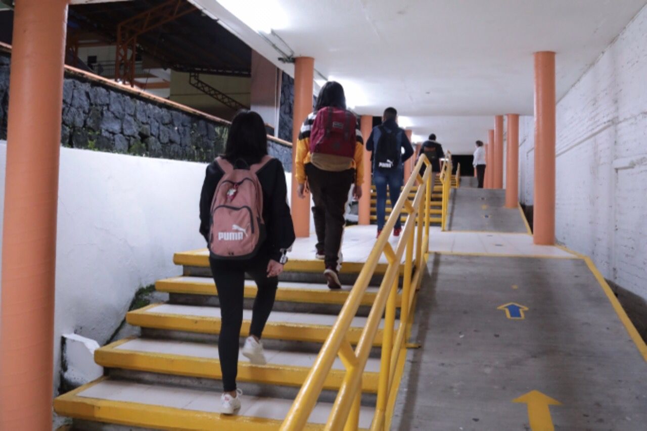 Estudiantes, acudieron entusiasmados al primer día de clases