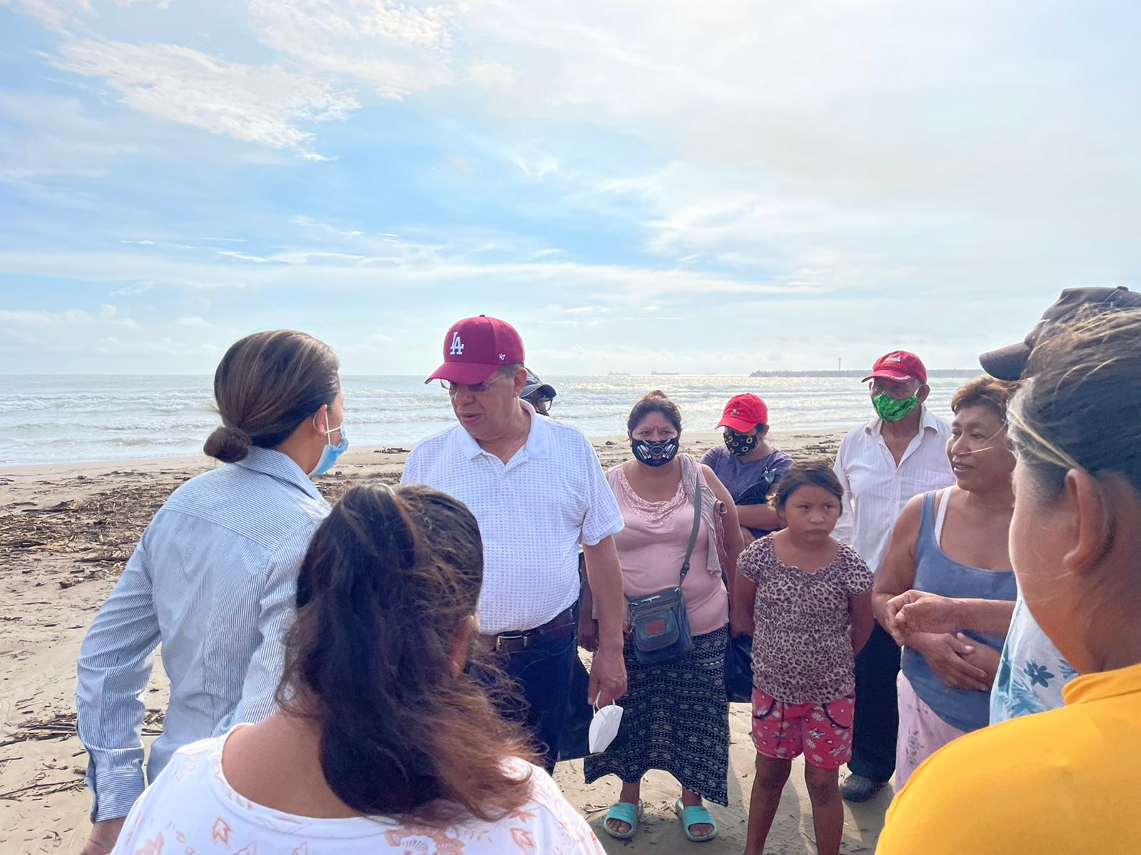 Pozos Castro se une a brigada de limpieza de playa de Tuxpan tras paso de Grace