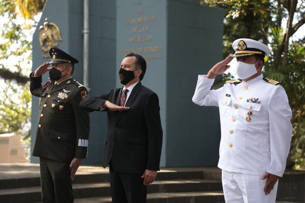 Con izamiento de Bandera, comienzan actividades por 211 aniversario de la Independencia de México