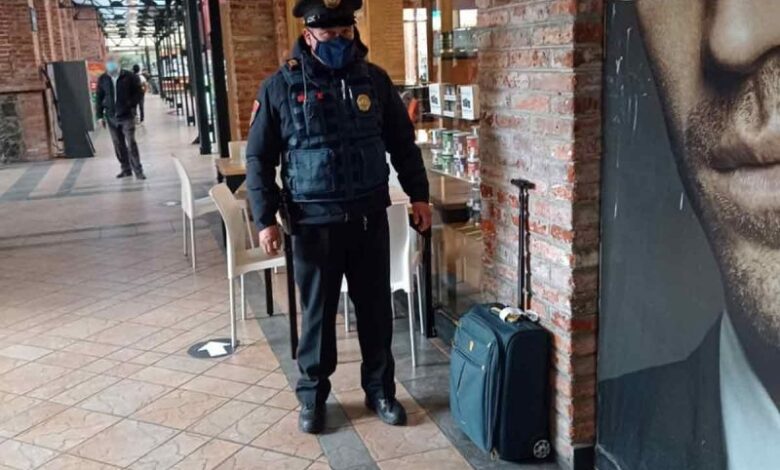 Policía encuentra maleta con 30 mil pesos en efectivo y la devuelve