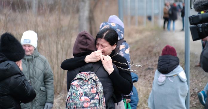 Éxodo de Ucrania: Miles llegan a pie a Hungría; en Polonia se refugian en estación