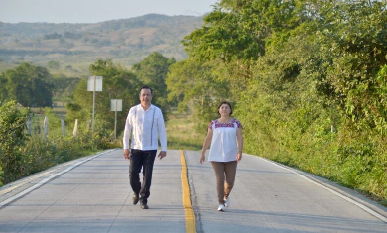 ¡Otra obra más! Muestra Cuitláhuac García conclusión de carretera en Álamo