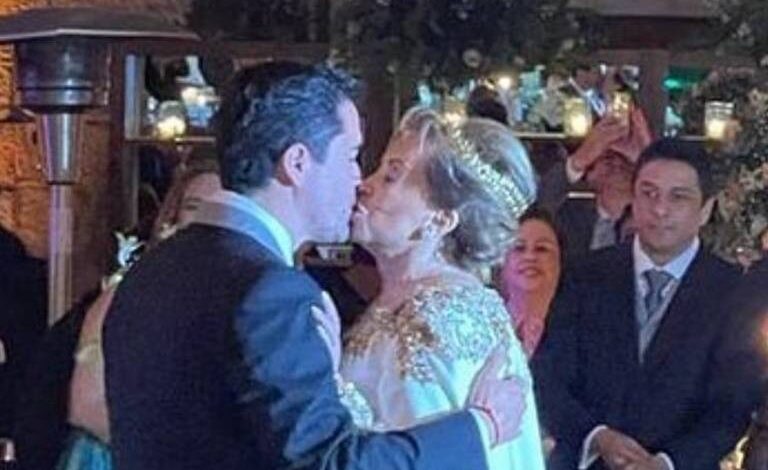 Elba Esther da el sí con pluma prestada para firmar acta de matrimonio