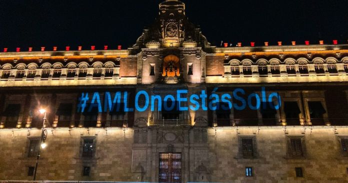 “AMLO, no estás solo”: Proyectan mensaje de apoyo en la fachada de Palacio Nacional*