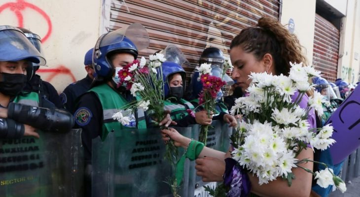 Manifestantes regalan flores a mujeres policías que las cuidan durante marcha #8M en CdMx