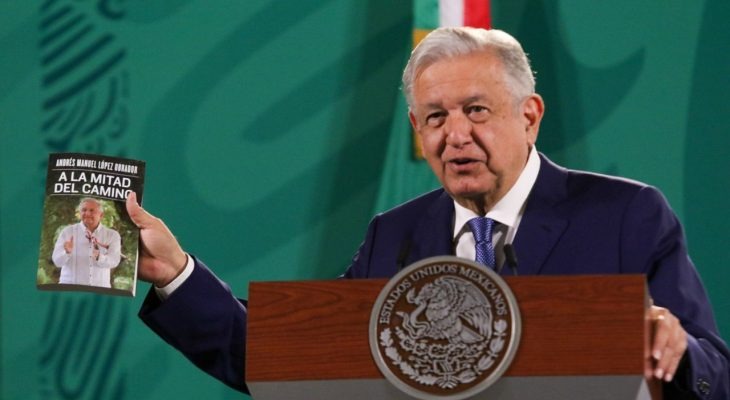 “A la mitad del camino”, es el libro más vendido en temas políticos; ganó 3 mdp en regalías: AMLO