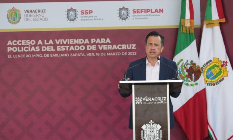 Estado formaliza crédito de vivienda a policías; pide Gobernador compromiso por la seguridad de Veracruz