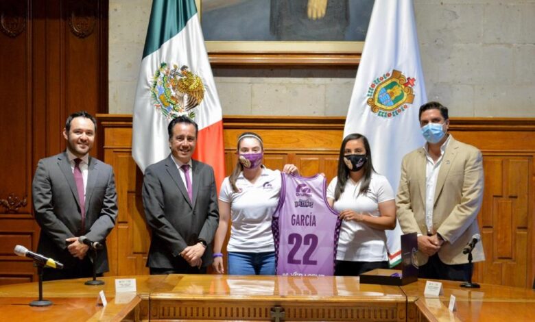 Gobernador recibe en Palacio de Gobierno al equipo femenil Halcones de Xalapa