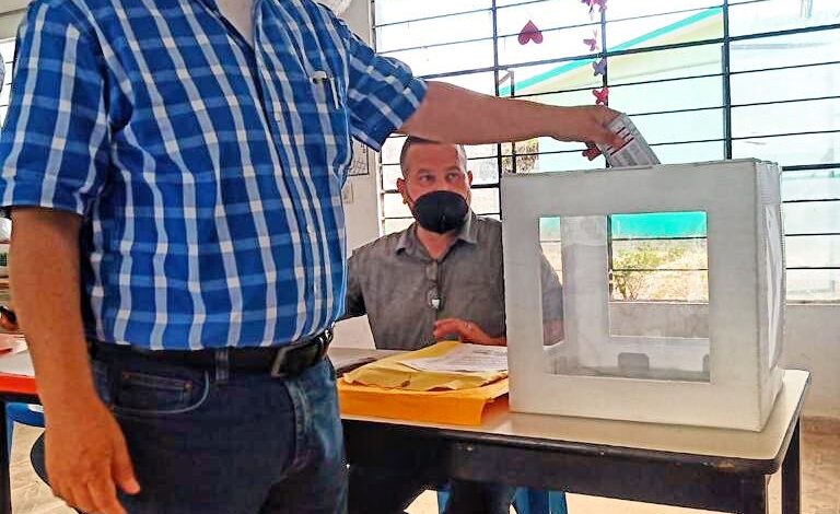 Acude Jorge Enrique Velázquez Pérez a emitir su voto