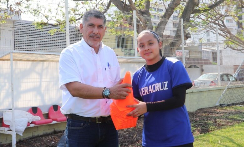 Entrega director de IVD material a selecciones de futbol femenil