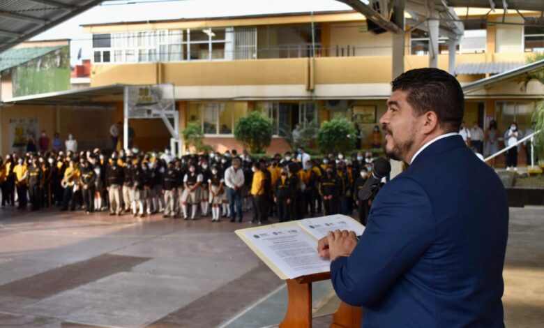 Zenyazen Escobar encabeza reinicio de clases tras periodo vacacional