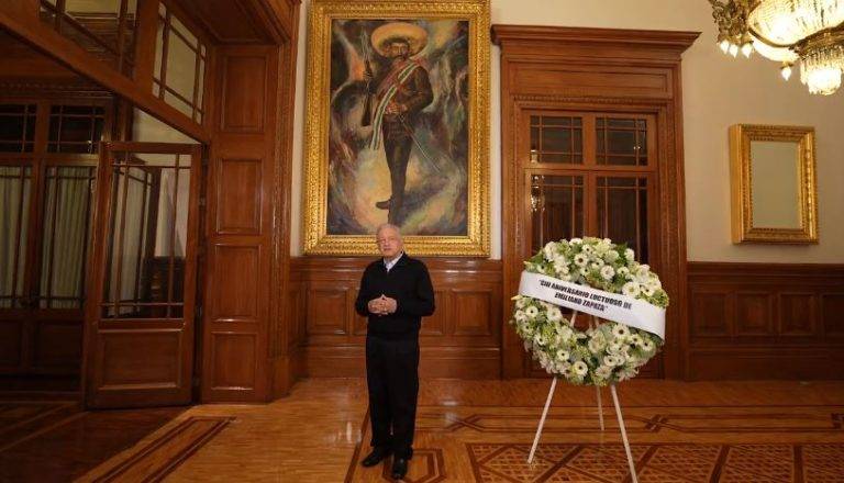 «Fue un dirigente excepcional, honesto”; AMLO rinde homenaje a Zapata