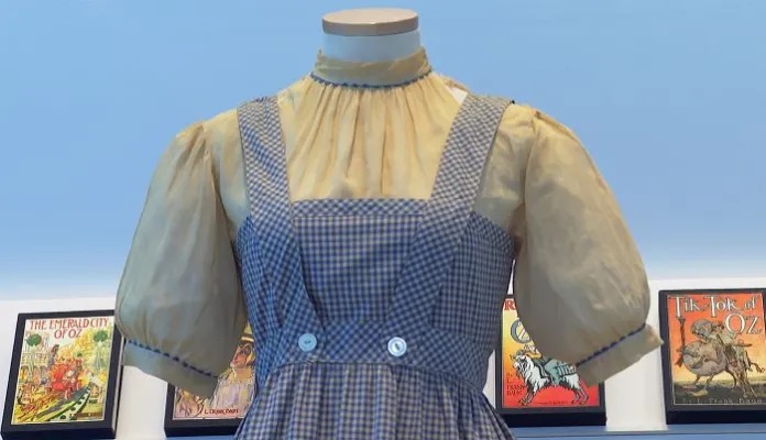 El vestido de Dorothy en El mago de Oz, de 1939, será subastado por 1.2 mdd