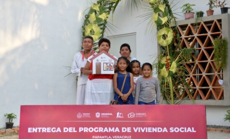 Gobernador entrega viviendas a familias damnificadas por el huracán Grace