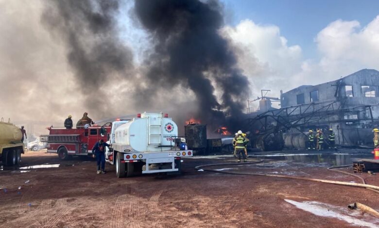 Atienden 3 órdenes de gobierno incendio en planta impregnadora de Las Vigas