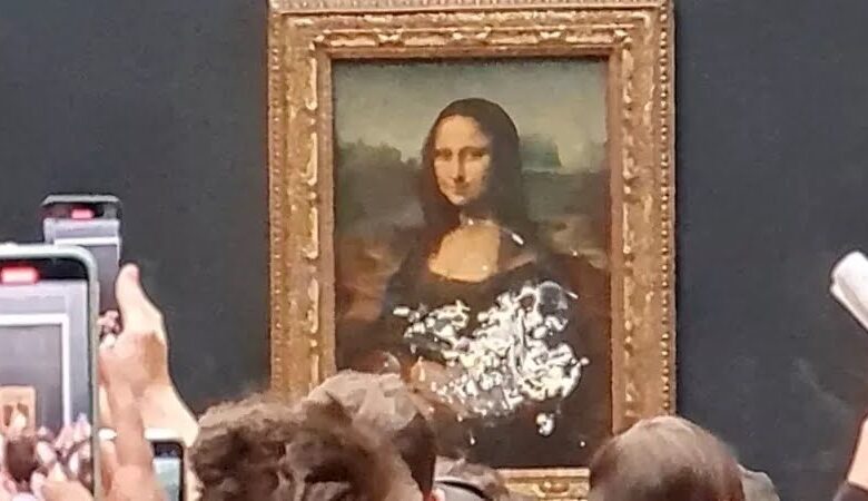 Mona Lisa: un hombre disfrazado de anciana le lanza un pastel a la obra maestra de Da Vinci en el Louvre