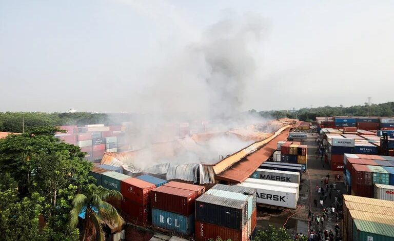 Tragedia en Bangladesh: al menos 49 muertos y más de 300 heridos tras una gigantesca explosión en un depósito de contenedores