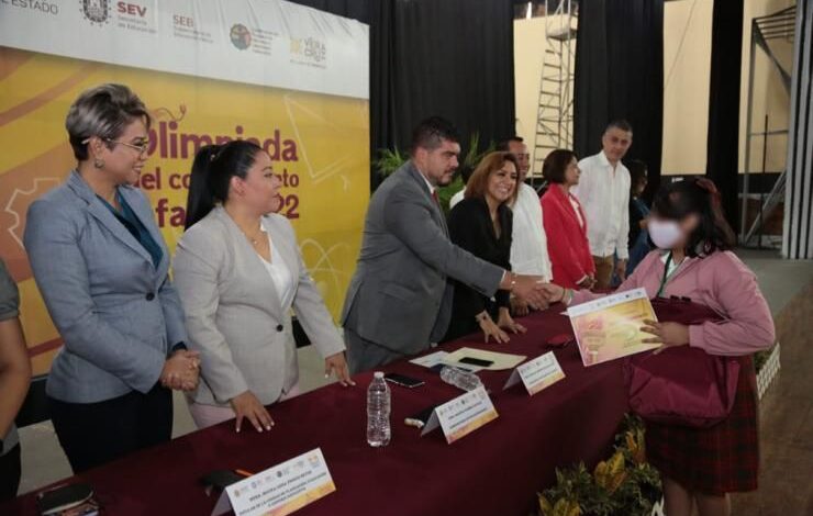 Zenyazen Escobar felicita a participantes de la Olimpiada del Conocimiento Infantil