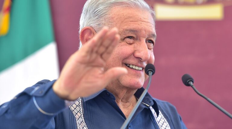 “Aunque no les guste a los conservadores, vendrán médicos de cuba”: AMLO