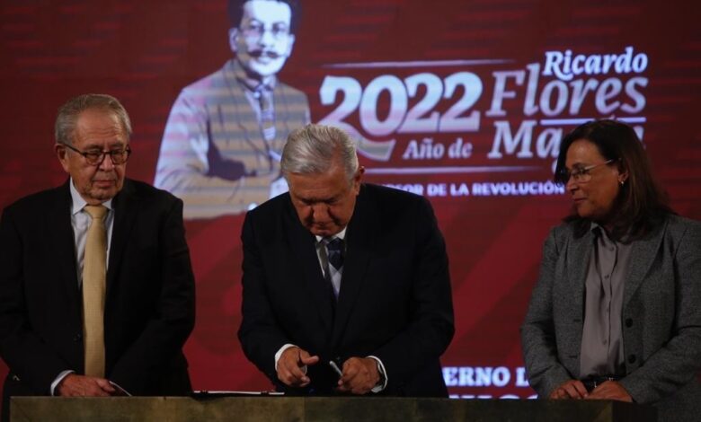 Firma AMLO iniciativa para eliminar el horario de verano