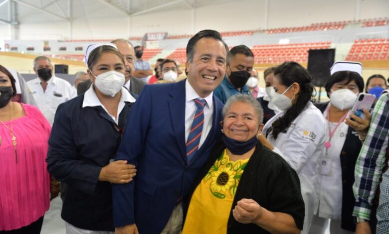 Entrega el Gobernador Premio de Antigüedad 2021 a trabajadores de Salud