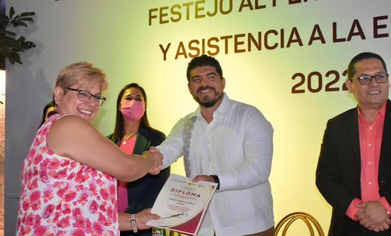 Zenyazen reconoce y felicita a trabajadores administrativos federales de la SEV en su día