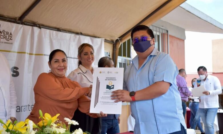 Zenyazen Escobar entrega más de 90 escrituras del programa “Escuela Garantizada, Escritura Garante”