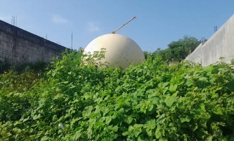 Esta es la esfera que «cayó del cielo», está desde hace varios años en un lote baldío