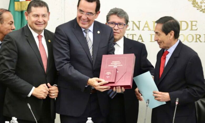 Pérez Astorga recibe en el senado el Paquete Económico para el Ejercicio Fiscal 2023