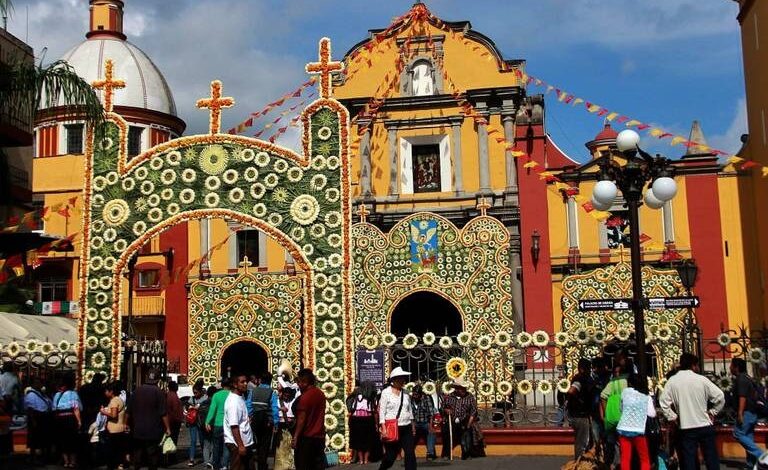 Con fe y devoción: Artesanos elaboran arco monumental a San Miguel Arcángel