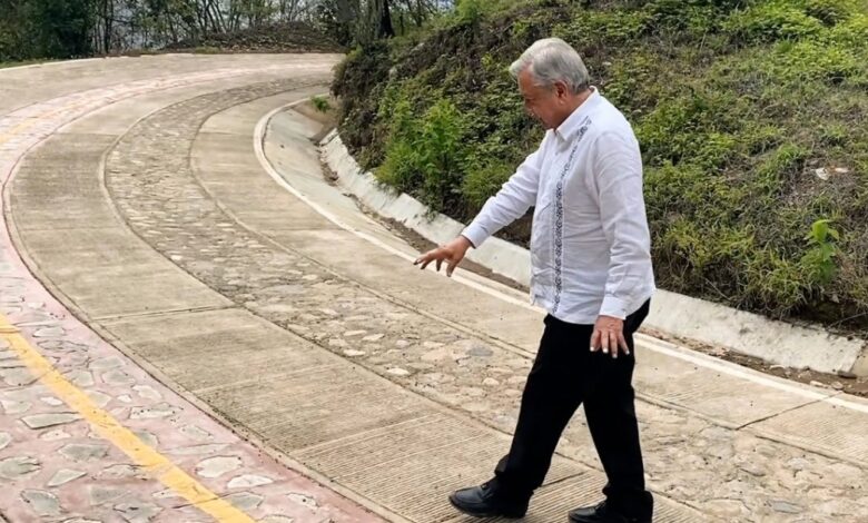 AMLO ha construido 110 caminos artesanales en Oaxaca