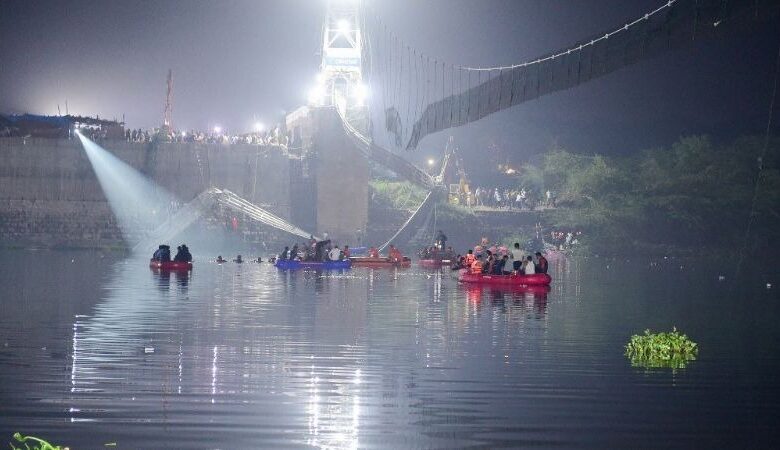 Puente colgante se derrumba en India; hay 91 muertos y 100 desaparecidos (Video)