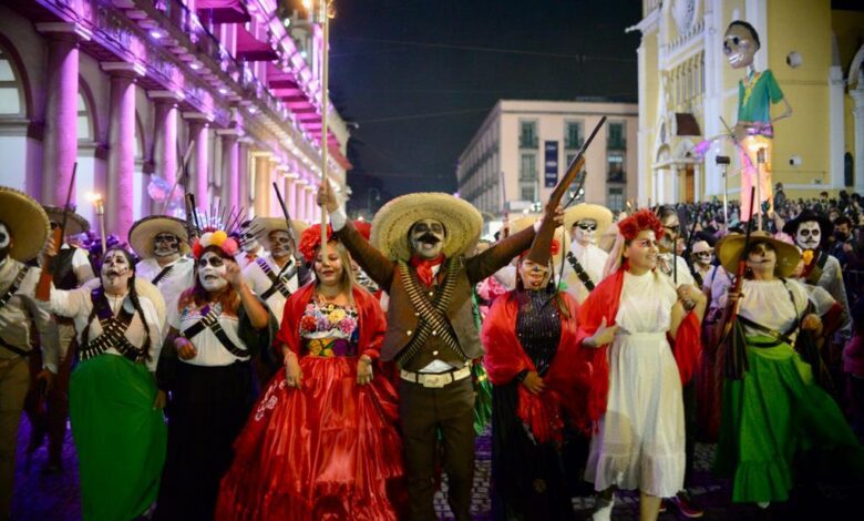 Con magno desfile, celebra Veracruz a sus muertos