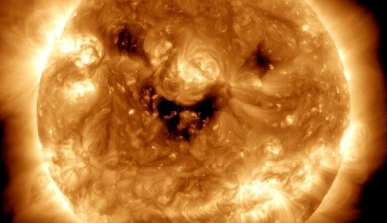 Telescopio de la NASA capta peculiar imagen del Sol “sonriendo”