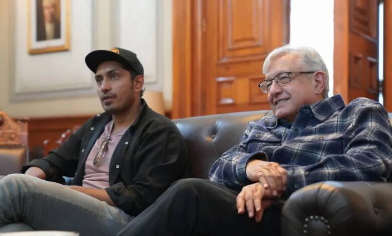 AMLO tuvo la compañía del actor mexicano Tenoch Huerta para ver el México vs Argentina