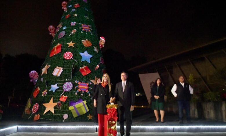 Cuitláhuac enciende árbol de navidad en Plaza Lerdo y DIF