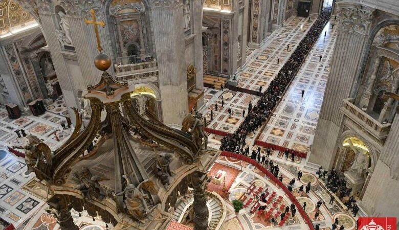 Casi 40 mil personas le han rendido homenaje a Benedicto XVI